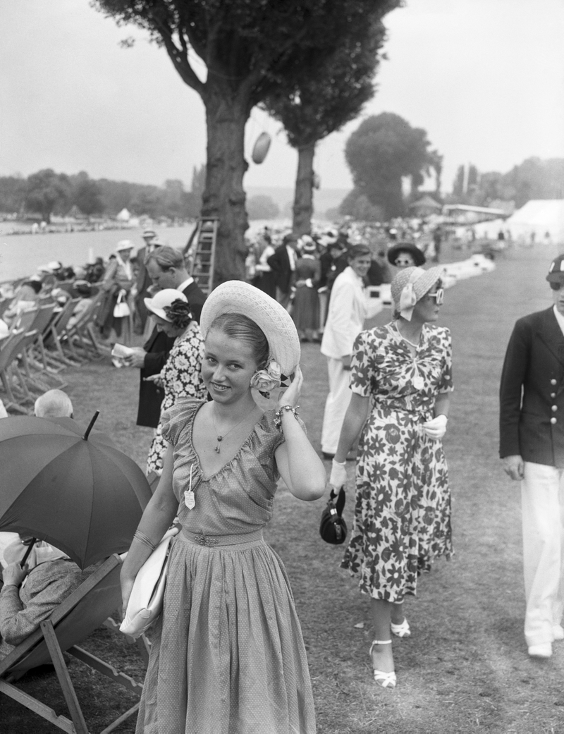 Illustration for article titled Some Classic, Corseted Regatta Fashions from Days Gone By